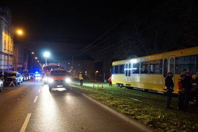 Person bei Gleisueberquerung von Stadtbahn erfasst. 